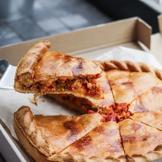 What To Eat In Chicago: The 2026 Local’s Guide To Deep-Dish, Dogs, And Hidden Gems